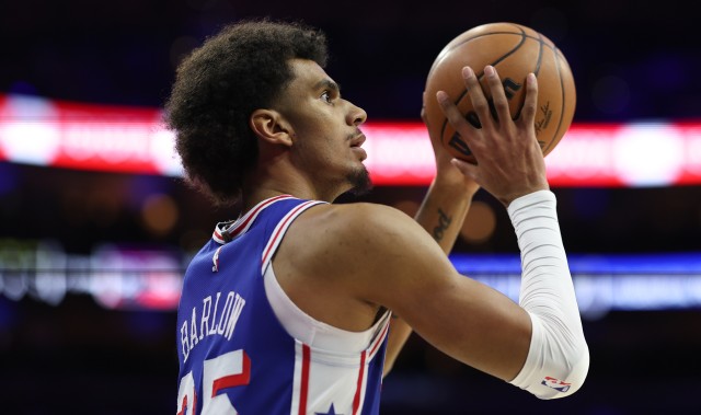 开云官网-火力压制！巴洛反击一马当先起飞暴扣 76人下半场13-2打停太阳