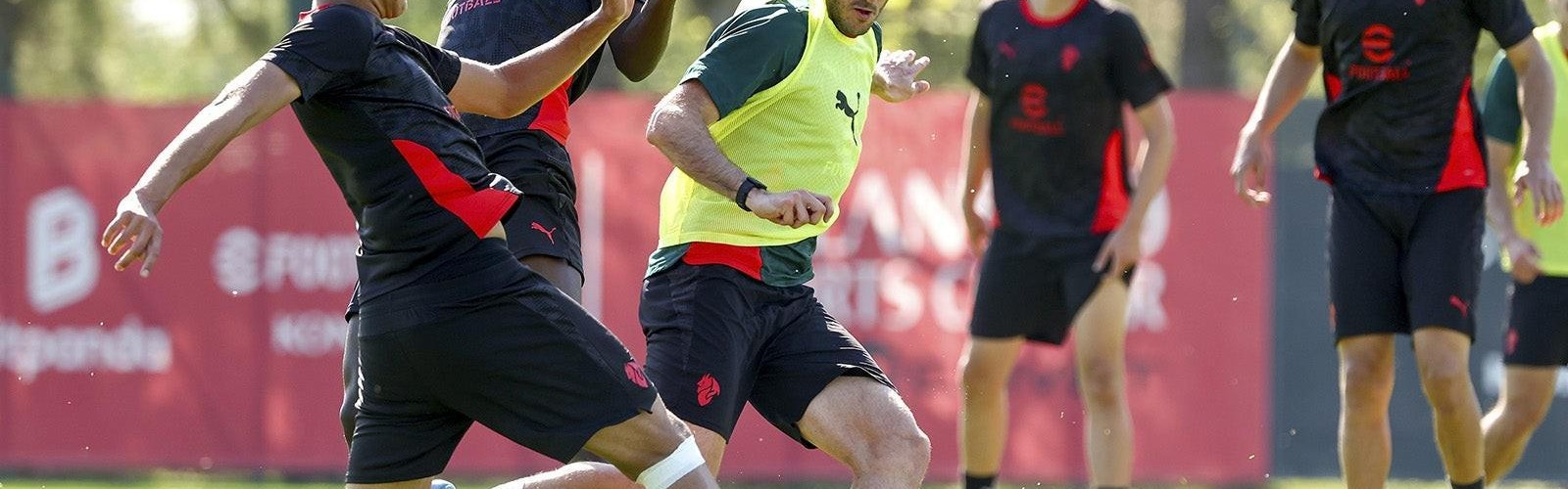 跟队记者：米兰部分球员和预备队进行了一场训练赛