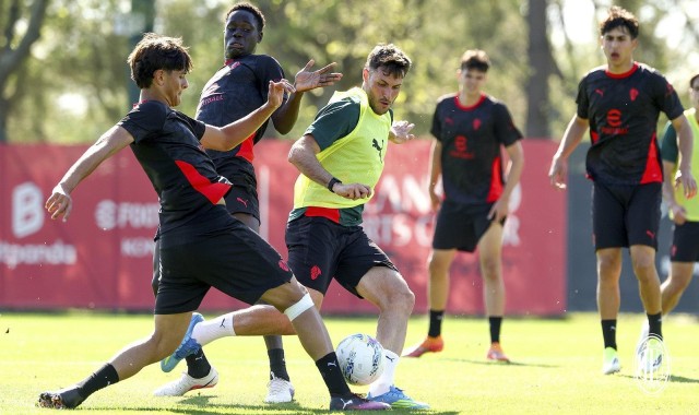 跟队记者：米兰部分球员和预备队进行了一场训练赛